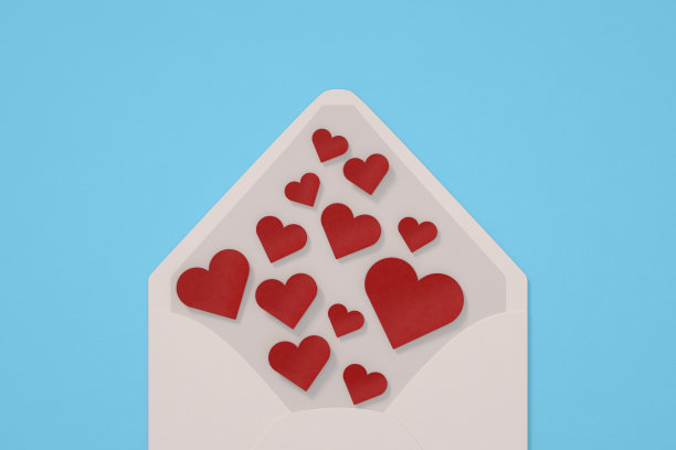 情人节红纸信封的蓝色背景图片下载