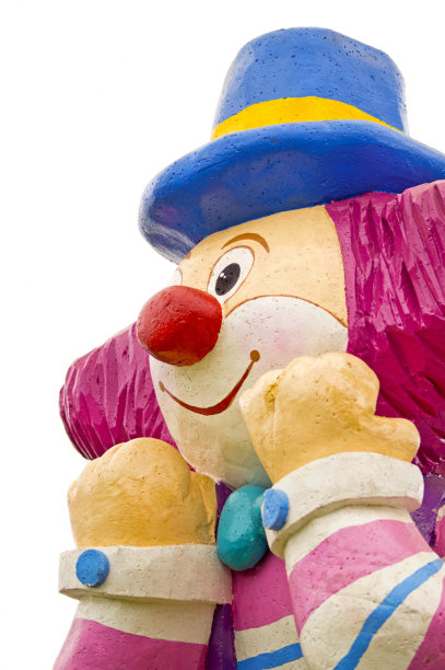 快乐的小丑雕像，白色的背景上有彩色的头发图片下载