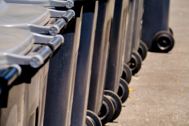 街上有个带轮子的垃圾桶图片下载