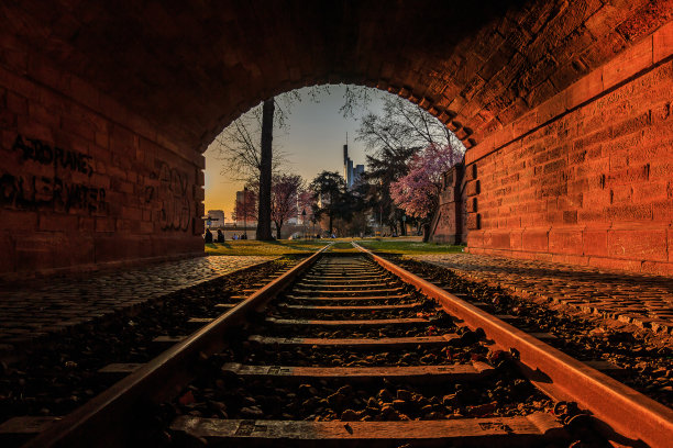 从隧道俯瞰法兰克福的摩天大楼图片下载