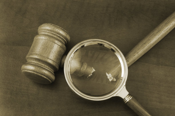 放大镜和破法官木槌。图片下载