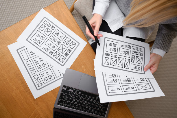 女设计师创建网站设计线框。草图，原型，框架，布局未来设计项目。UI和UX -用户界面，用户体验设计师。网页设计工作室的创意概念图片下载