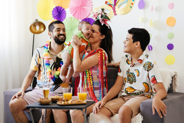 巴西的狂欢节。家人在家里庆祝狂欢节图片下载