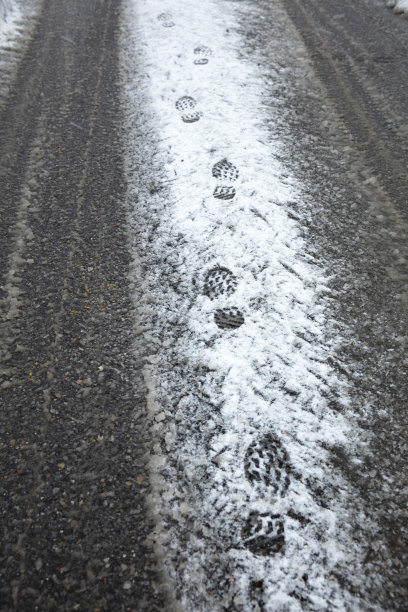 雪地里有人类的脚印图片下载