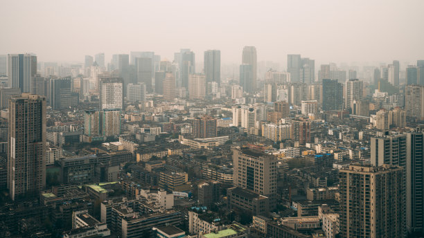 多云的成都城市天际线图片下载