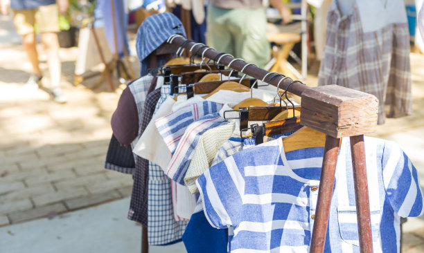 泰国户外市场上挂在木制雨具上的儿童衣服图片下载