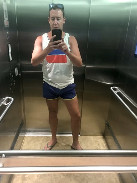 在城市中奔跑。图片下载