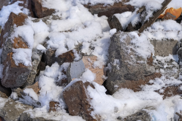 冰雪覆盖的岩石在冬天的时候纹理背景图片下载