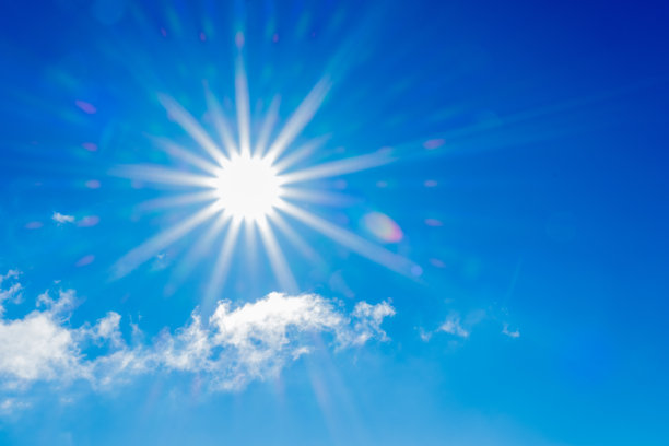 冬天，太阳在蓝天白云上闪耀图片下载