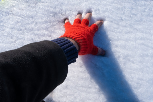 男人的手指准备从雪地里拿起雪球图片下载