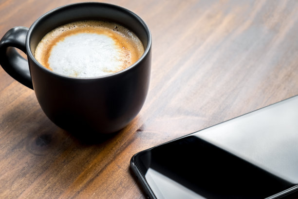 热拿铁是早上在咖啡馆最好的开始图片下载