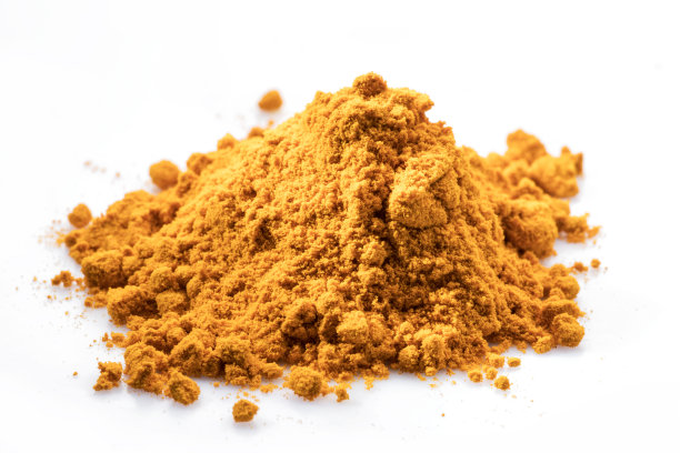 姜黄粉姜黄粉或姜黄粉，常用作香料或染料孤立的白色背景。图片下载
