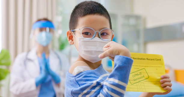 男孩展示疫苗接种卡素材图片