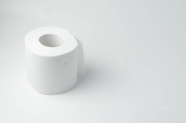一卷柔软的厕纸孤立在白色上图片下载