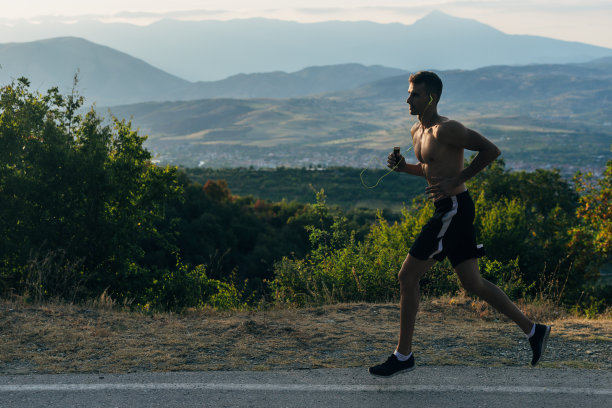 一个男人的剪影一边跑步一边听着音乐，背景是天空图片下载