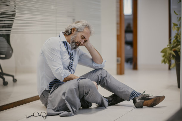 上了年纪的高级商人在办公室里工作很辛苦，感到筋疲力尽图片下载