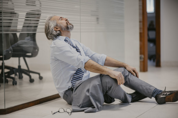 上了年纪的高级商人在办公室里工作很辛苦，感到筋疲力尽图片下载