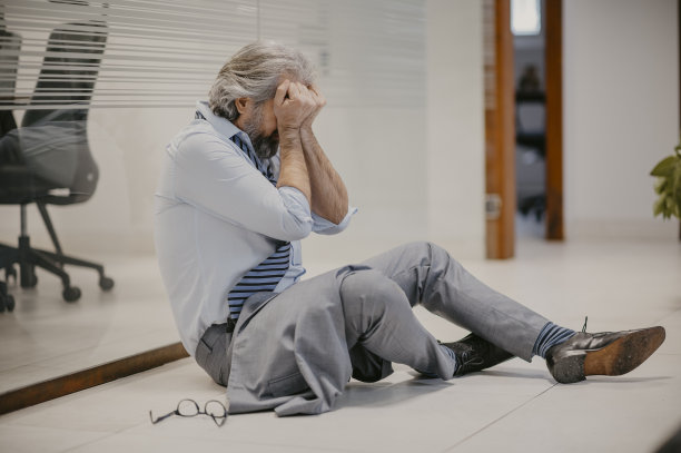 上了年纪的高级商人在办公室里工作很辛苦，感到筋疲力尽图片下载