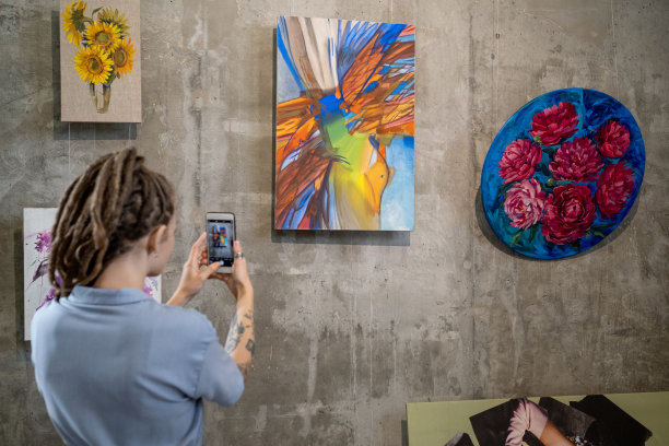 女子参观艺术展览图片下载