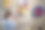 女子参观艺术展览图片下载