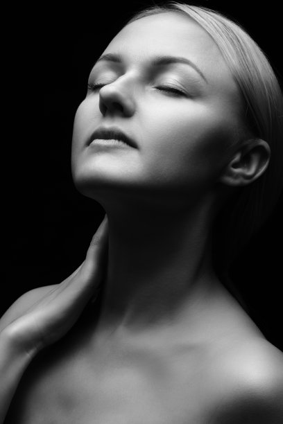 穿着黑色上衣的女人图片下载