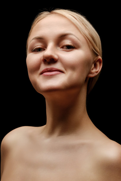 穿着黑色上衣的女人图片下载