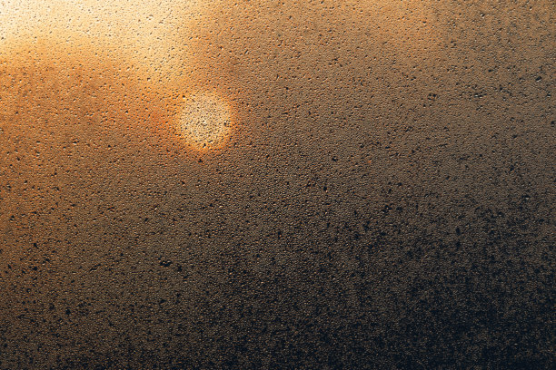 夕阳落在窗户上的水珠，纹理凝结。图片下载