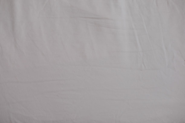 织物纹理背景。皱,皱巴巴的织物。俯视图一个凌乱的床单后，晚上睡觉。晚上睡觉后在卧室里不整理床单。特写镜头纺织背景。软焦点图片下载