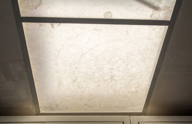 厨房天花板上那块又脏又透明的平板。图片下载