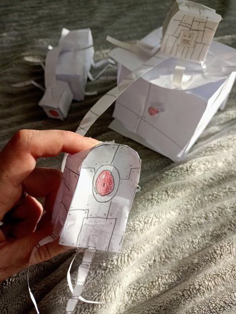 一张用纸剪出的昆虫的特写照片，并录制了一个学龄期的孩子的手工活动，剪纸和制作有趣的玩具，唤起生活和动物放在灰色的地毯上图片下载