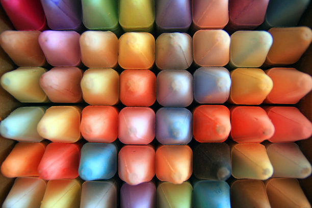 一组对称的蜡笔指向顶部的特写图片下载