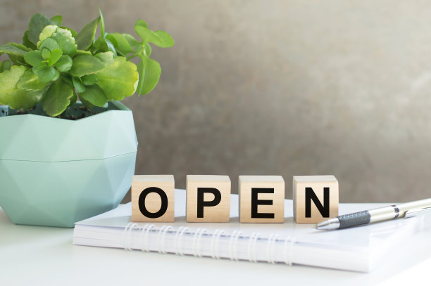 文字在办公桌上的木制方块上打开图片下载