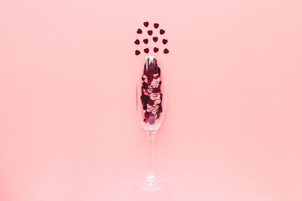 香槟酒杯，红心，情人节概念图片下载