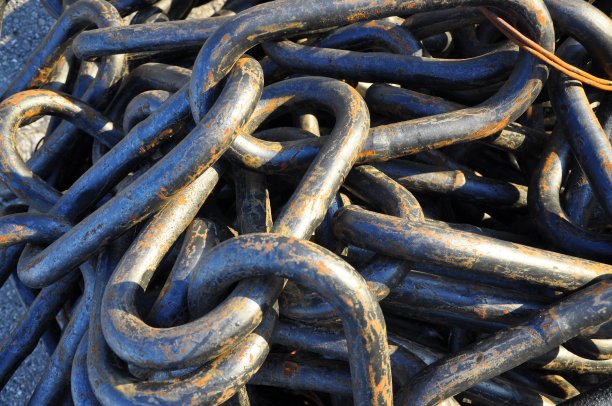 生锈的链。特写照片。船用设备。生锈的金属链条闭合。图片下载