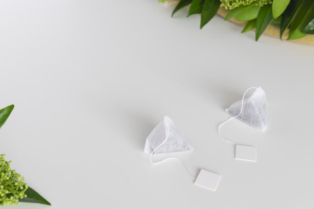 一套三角泡茶袋与标签在白色背景。空间的文本。图片下载