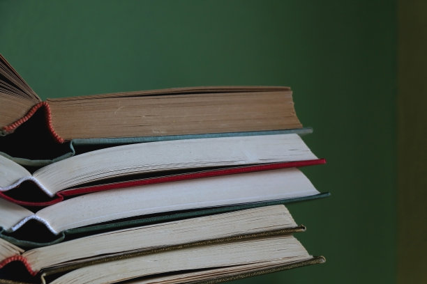 一堆打开的书图片下载