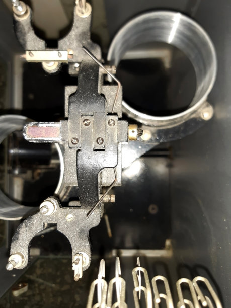 疯狂的背景机制。废金属。双孔横机的破片。有选择性的重点。破碎的图片下载