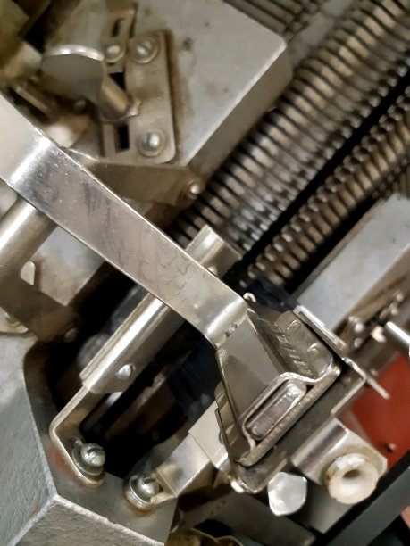 疯狂的背景机制。废金属。双孔横机的破片。有选择性的重点。图片下载