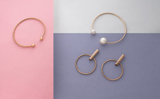 平面布局的金色珠宝收藏在柔和的颜色背景与复制空间图片下载