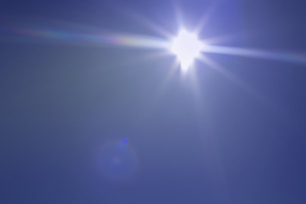 明亮的阳光照射在万里无云的蓝天上。抽象背景，选择性聚焦。图片下载