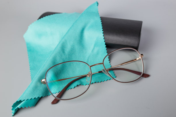 带餐巾和盒子的眼镜。把老花镜放在安全的地方。图片下载