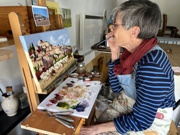 画架上的资深艺术家图片下载