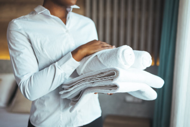 在酒店客房清理工作中，清洁干净的毛巾图片下载