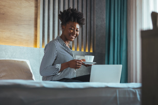 辛苦工作一天后放松一下。图片下载