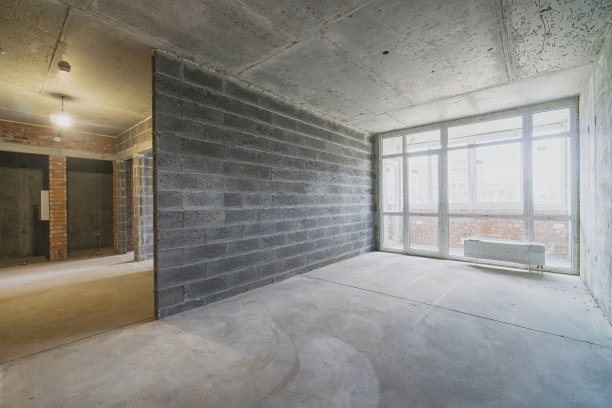 空房间内部有大窗户正在建造中图片下载