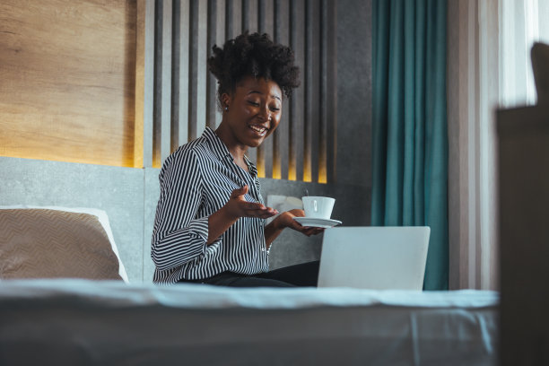 辛苦工作一天后放松一下。图片下载