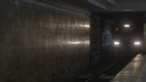 地铁移动。地铁到站了。没有交通堵塞的城市。图片下载