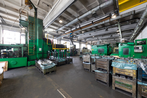 现代自动化汽车制造车间照片。钢铁结构的大型工业厂房的内部。汽车生产厂。工业的概念图片下载