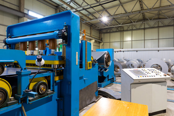 钢屋面成型机照片。用于金属薄板、屋面卷材的切割。屋顶用钢瓦的制作过程图片下载