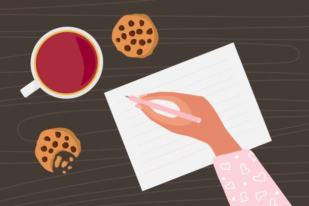 字母图案，带笔的手，茶杯，深棕色桌子上的饼干。一个人要写一些东西，笔记，信，文章。早餐一天计划。矢量插图。图片下载